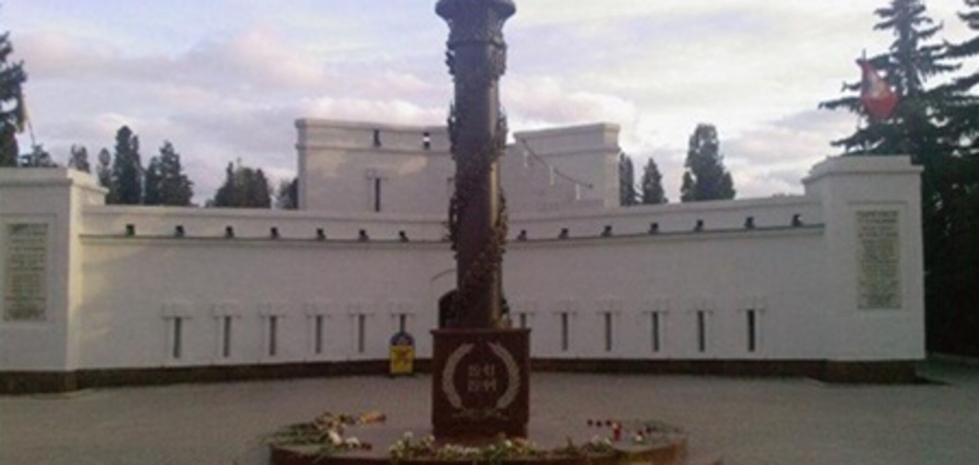 В Севастополе школьники разгромили военный мемориал