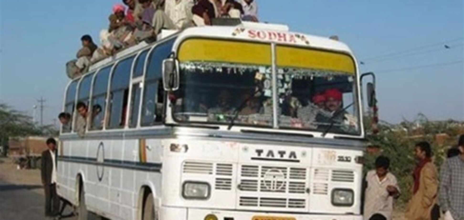Число жертв падения автобуса в реку в Индии превысило 40
