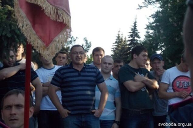 В Днепропетровске между свободовцами и их противниками произошла потасовка