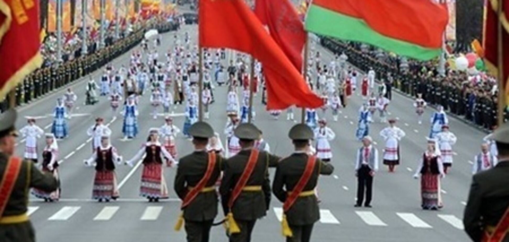 В Минске 10-тысячное шествие ко Дню победы возглавил Лукашенко