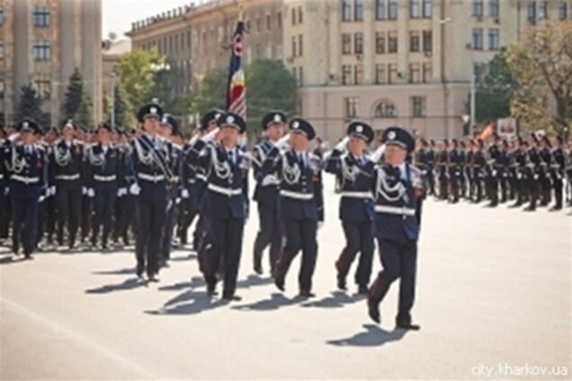 В харьковском параде Дня победы участвовало 2 тыс. военных