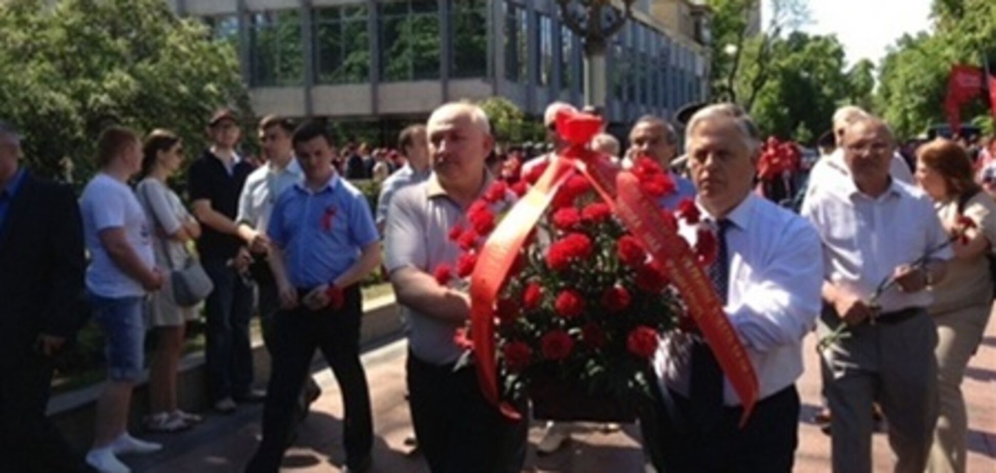 Симоненко возложил цветы памятнику Ватутину