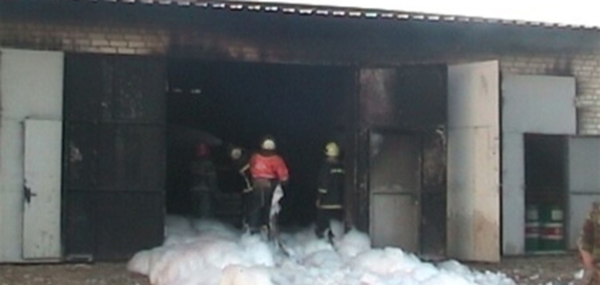 В Харькове горел гараж с двумя тысячами литров бензина