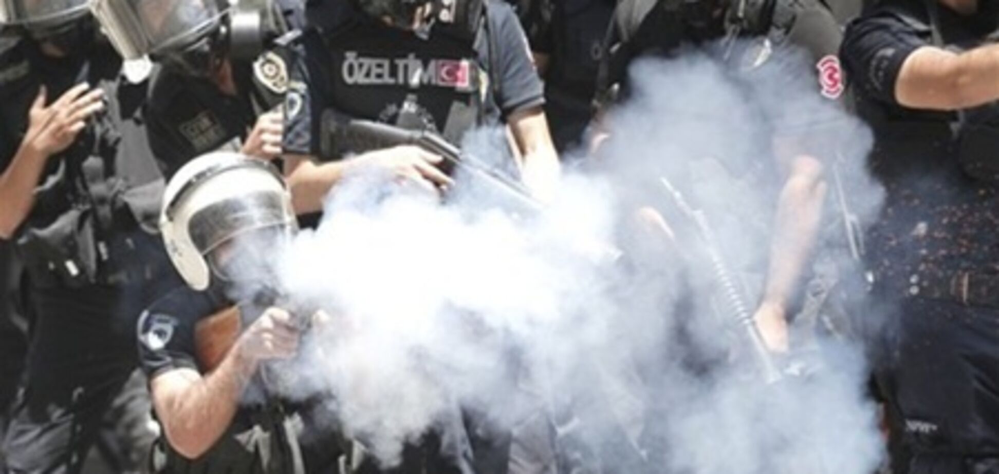 Турецкий премьер признал ошибки полиции при разгоне протестующих