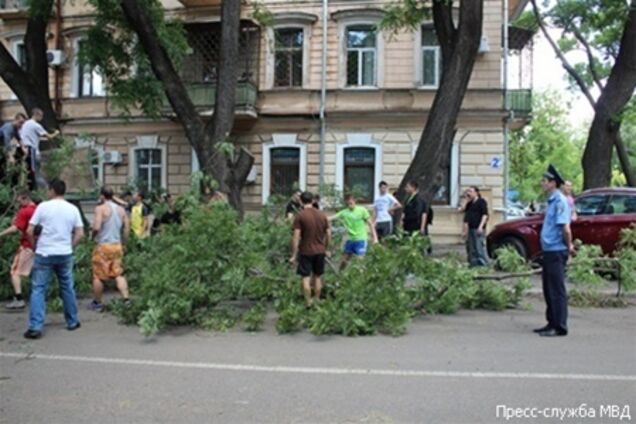 На борьбу с последствиями урагана в Одессе вышла милиция