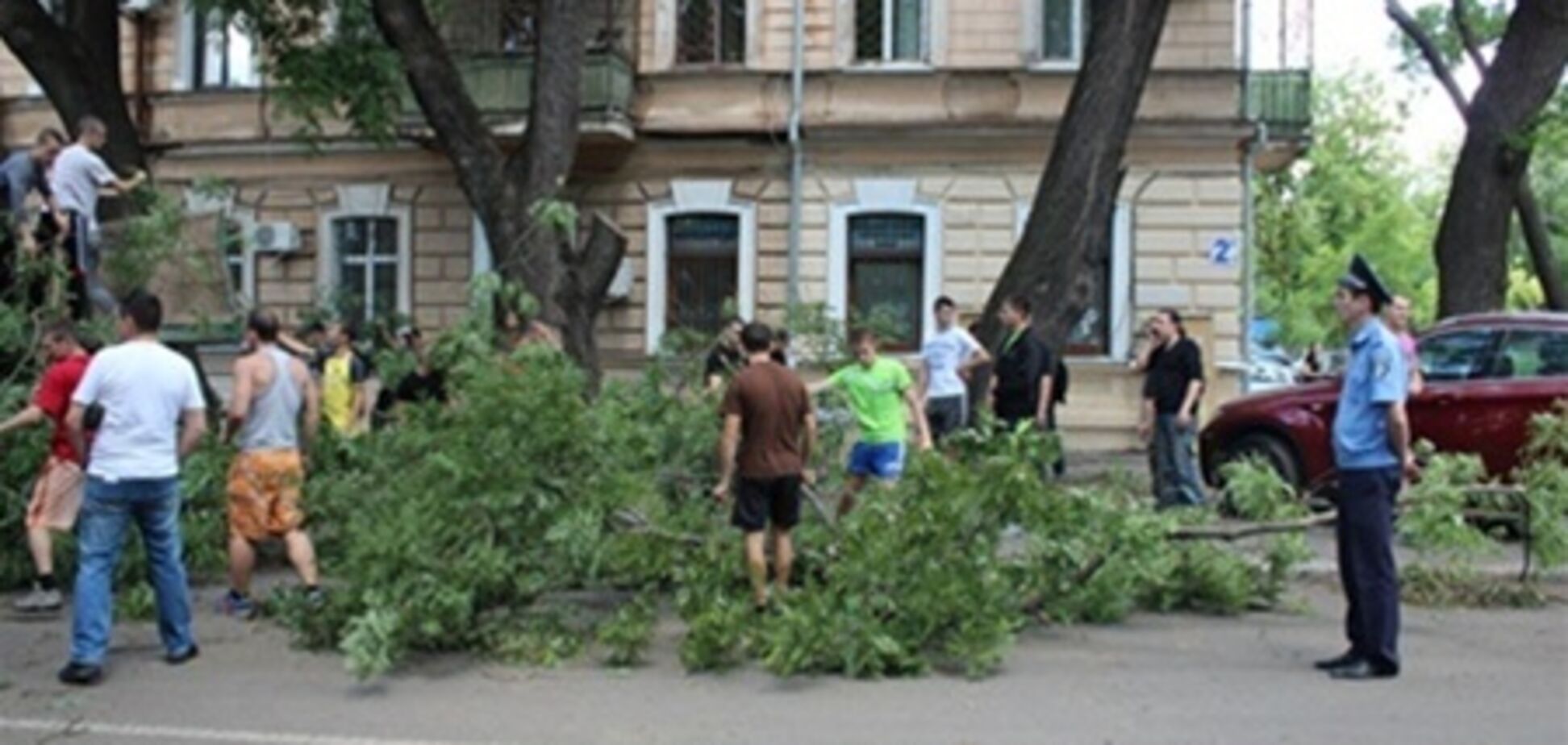 На боротьбу з наслідками урагану в Одесі вийшла міліція