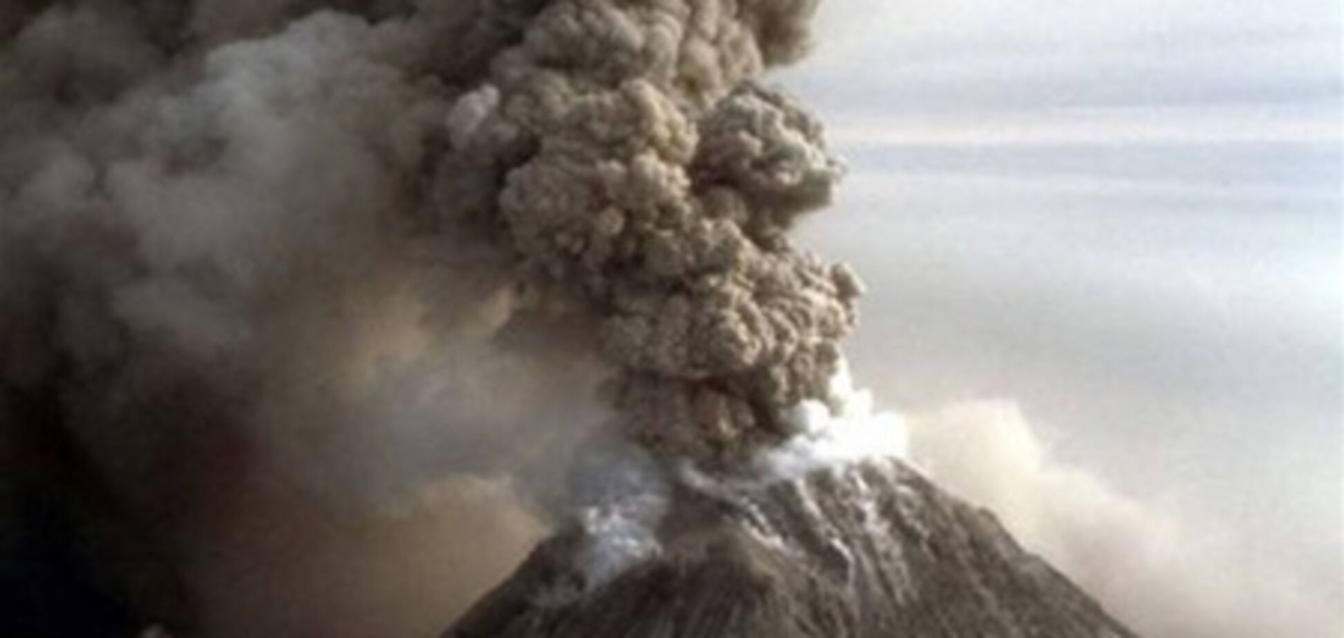 На Камчатці вулкан викинув стовп попелу на висоту майже 7 км