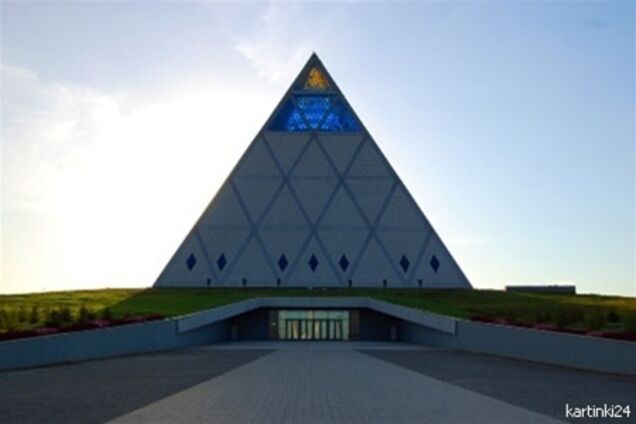 В Астане охрана Дворца мира и согласия избила журналистку