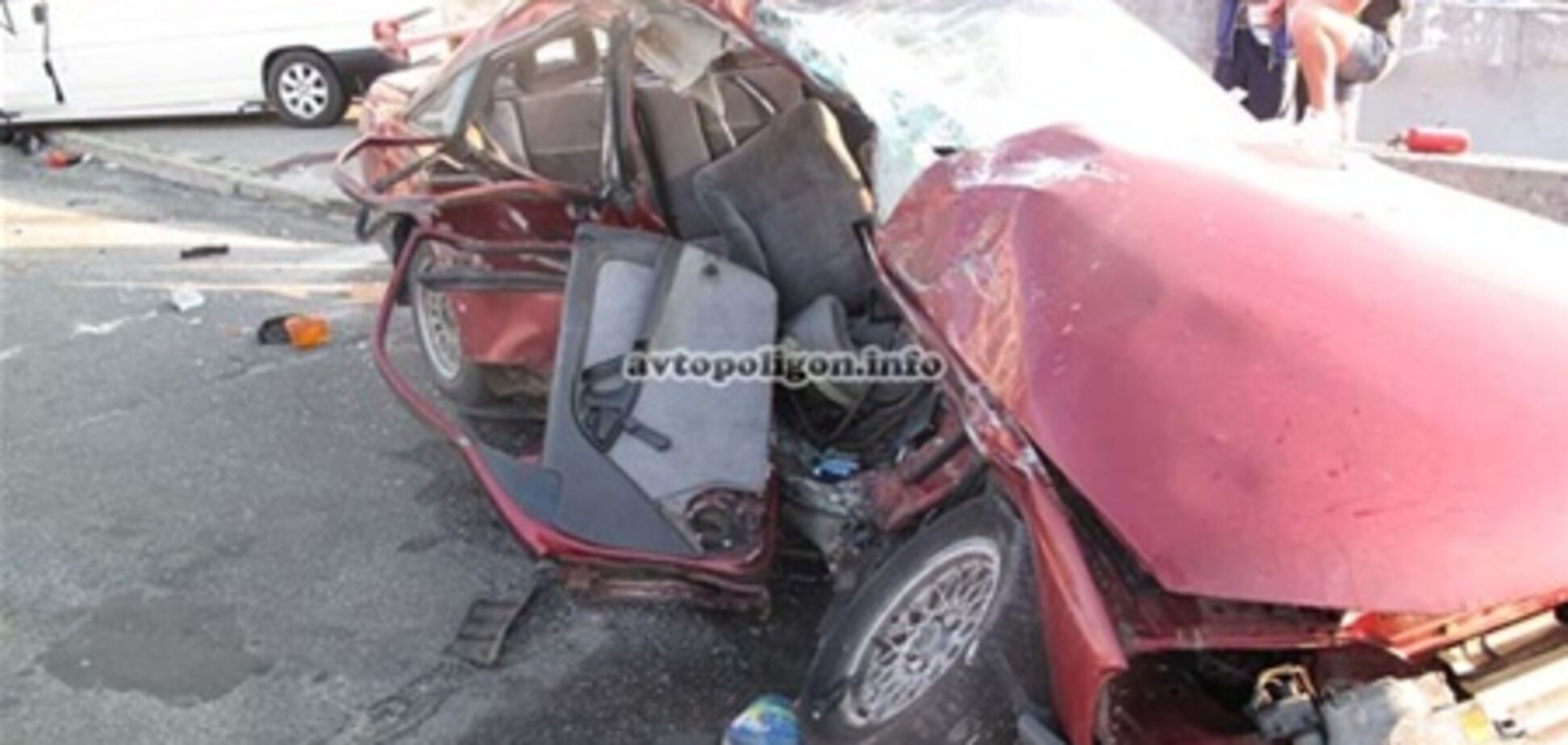 Кровавое ДТП в Киеве: микроавтобус протаранил легковушку