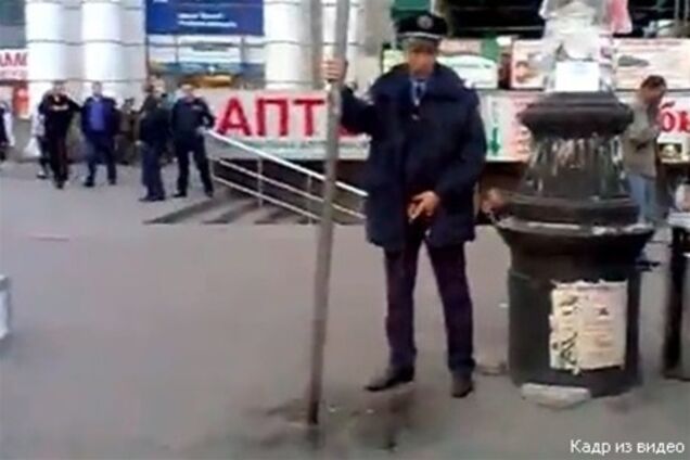 У Дніпропетровську п'яний міліціонер справив потребу посеред площі