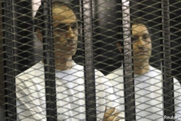 Сыновей Мубарака оправдали по 'делу о гибели демонстрантов'