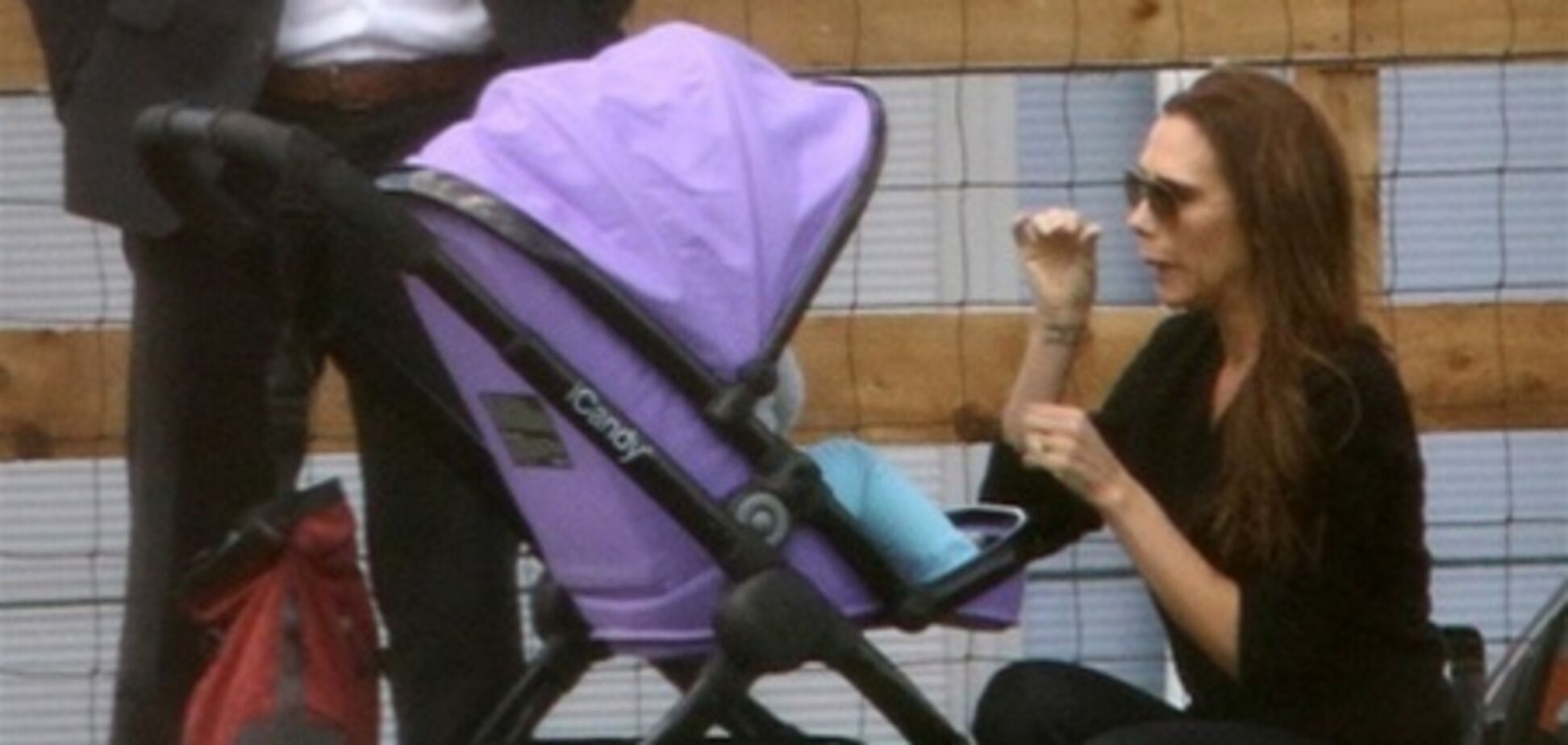 Виктория Бекхэм корчит рожи Харпер