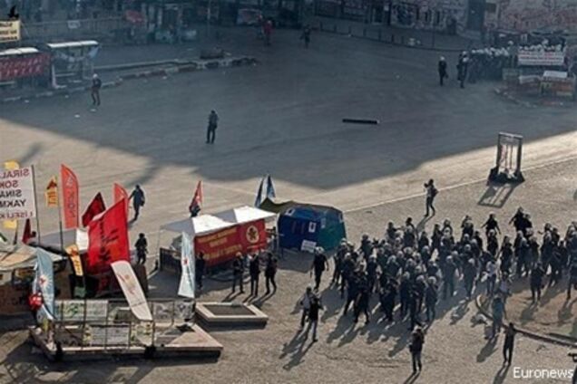 Стамбульська поліція витіснила демонстрантів з площі