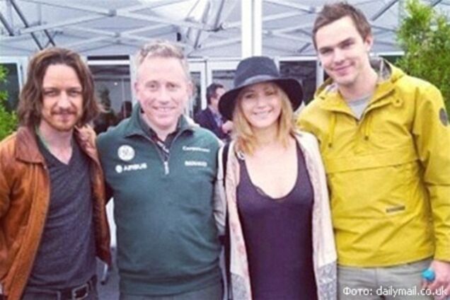 Дженнифер Лоуренс утащила коллег глазеть на машинки