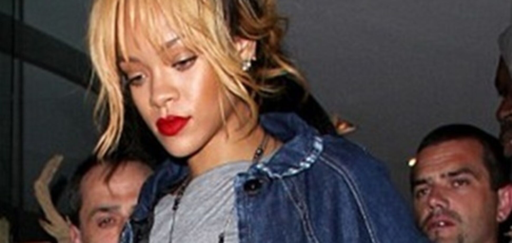 Рианна променяла драные майки на броскую юбку