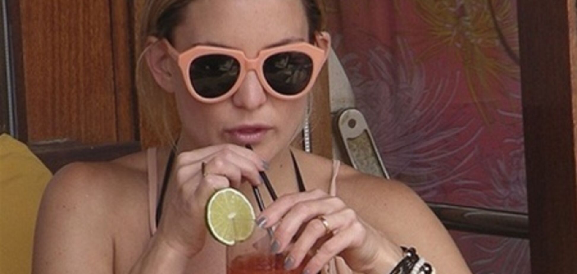 Кейт Хадсон балуется коктейлями в Берселоне