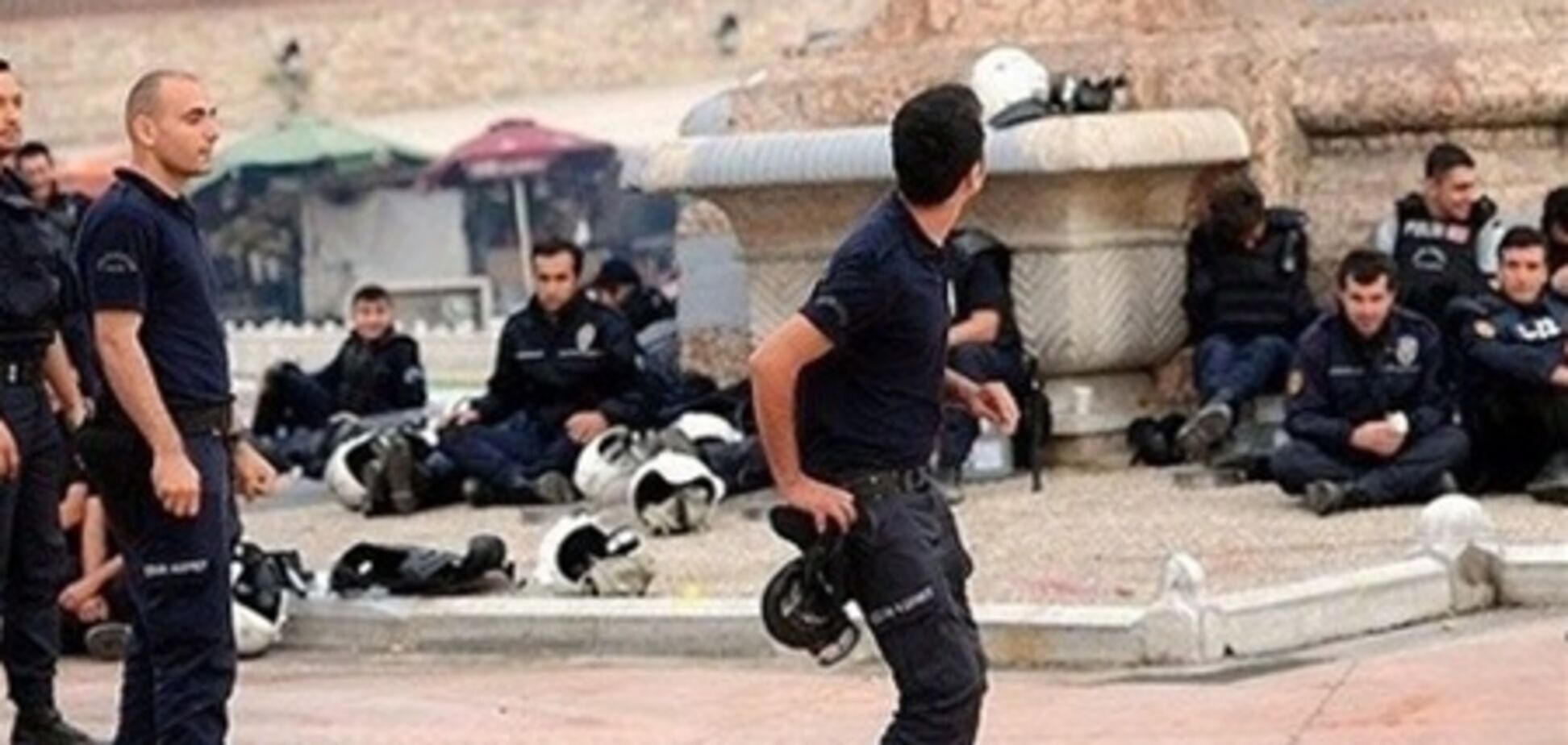 Турецкая полиция на площади Таксим устроила футбольный матч