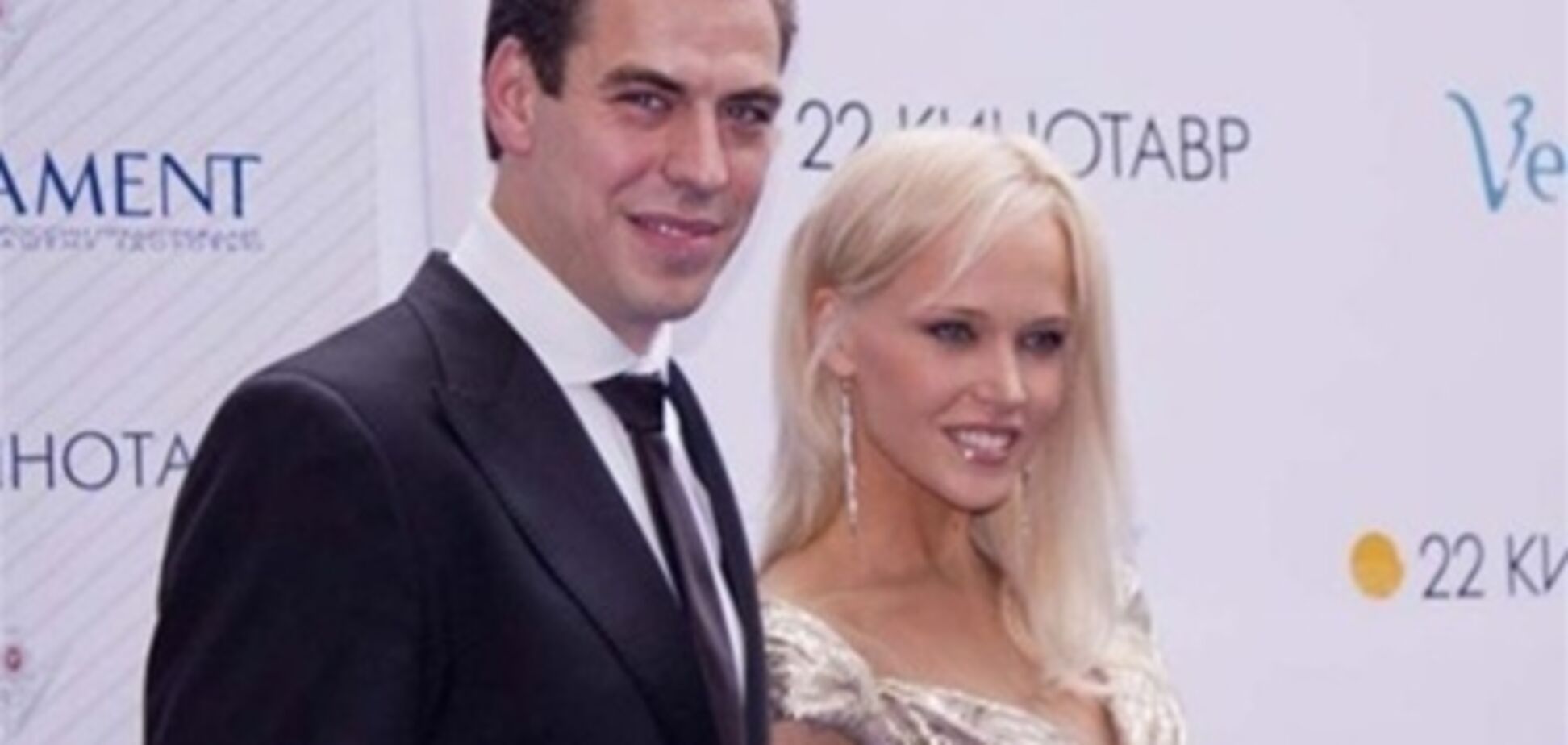 Дружина Дюжева показала груди папараці. Фото