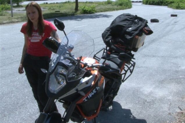 Украинская девушка-мотоциклист собирается в кругосветное путешествие