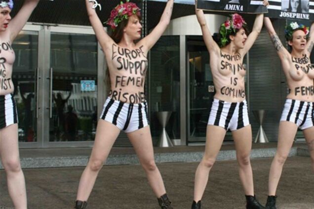 Активістки FEMEN влаштували топлес-акцію біля стін Європарламенту
