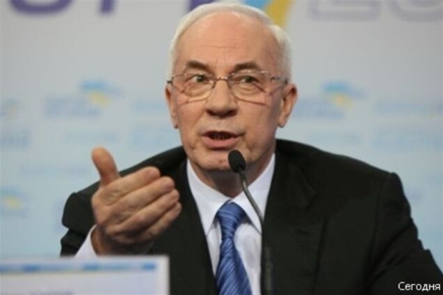 Азаров заявил, что из-за главы Мининфраструктуры украинцы не отдохнут