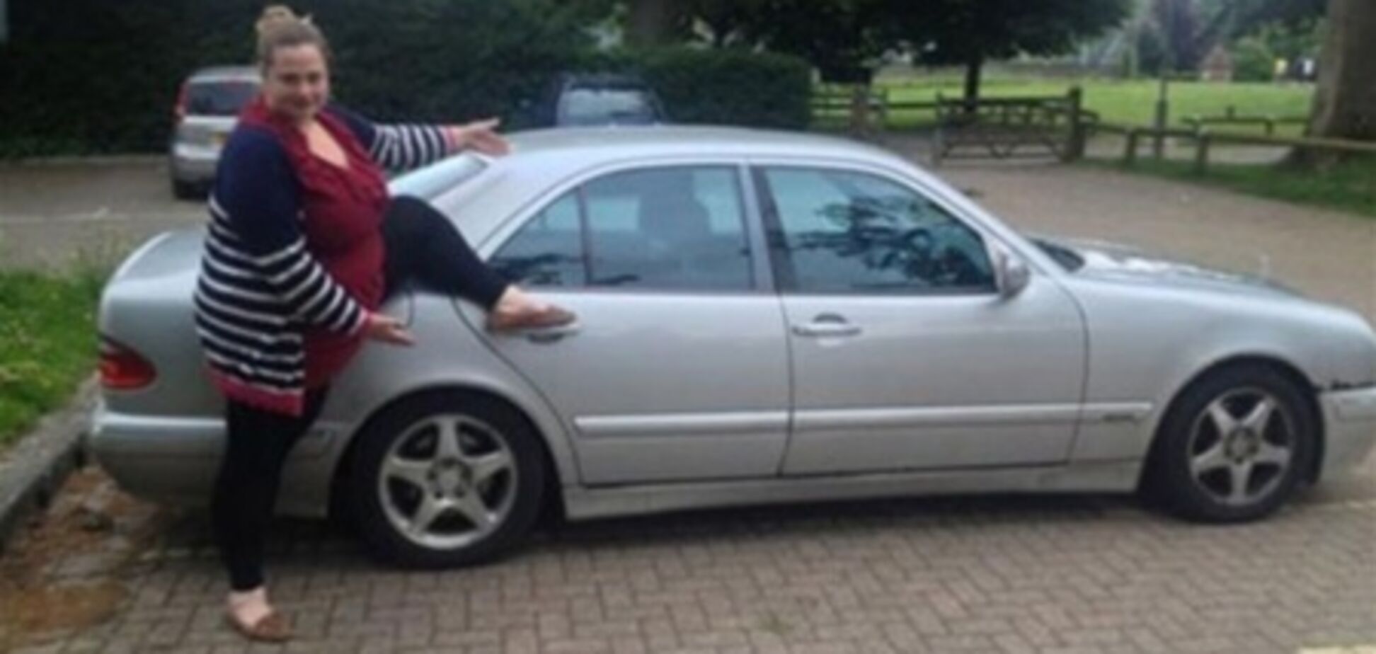 Британец рекламирует 'убитый' Mercedes пышными формами жены