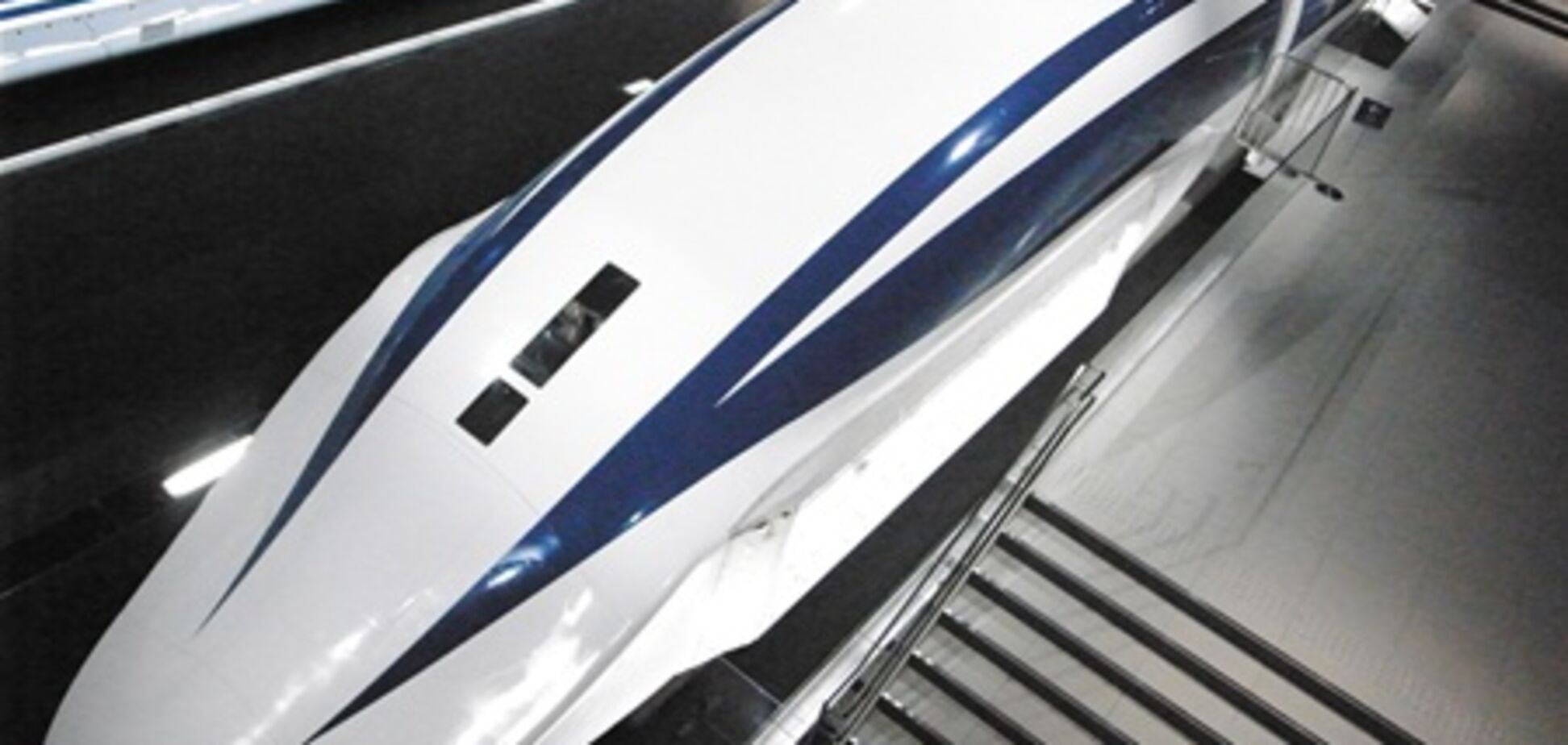 Туристы опробуют в Японии новый летающий поезд
