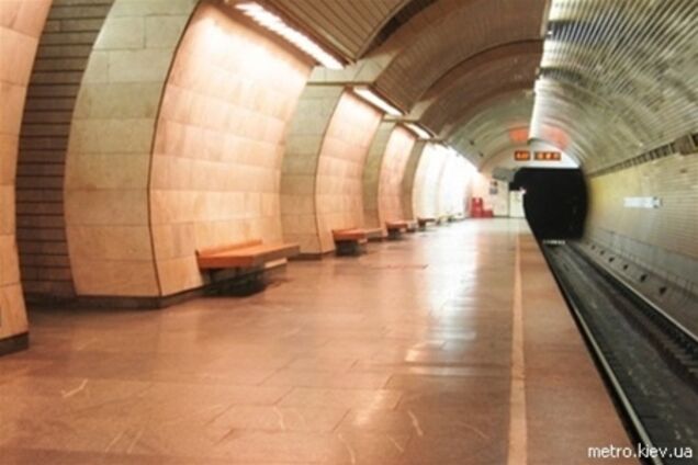 На станции метро 'Печерская' обдерут стены