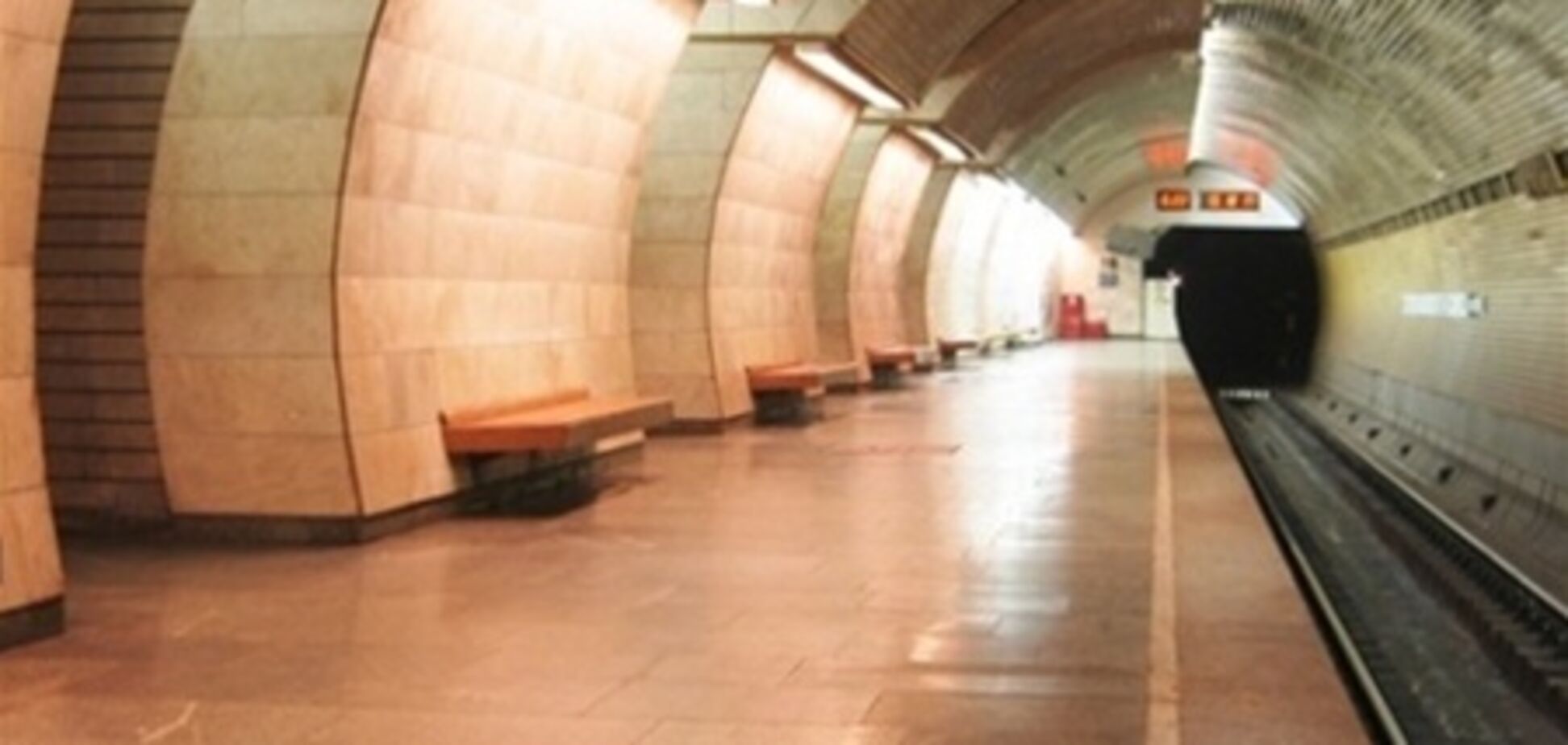 На станции метро 'Печерская' обдерут стены