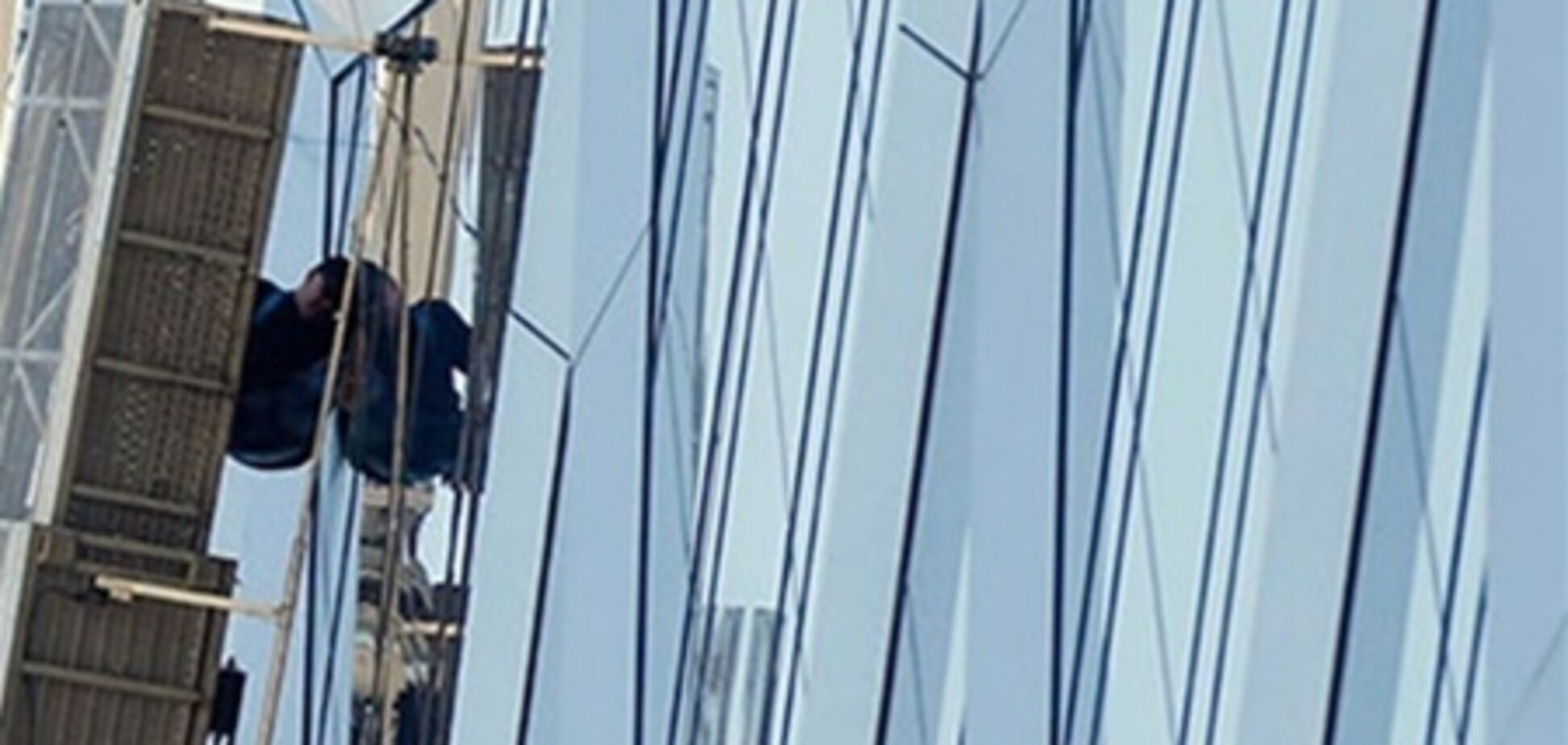 На небоскребе в Нью-Йорке застряли мойщики окон