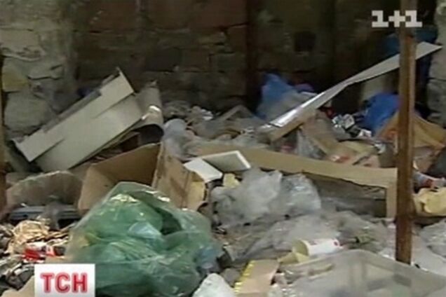 Ресторан 'Аура' превратился в мусорную свалку