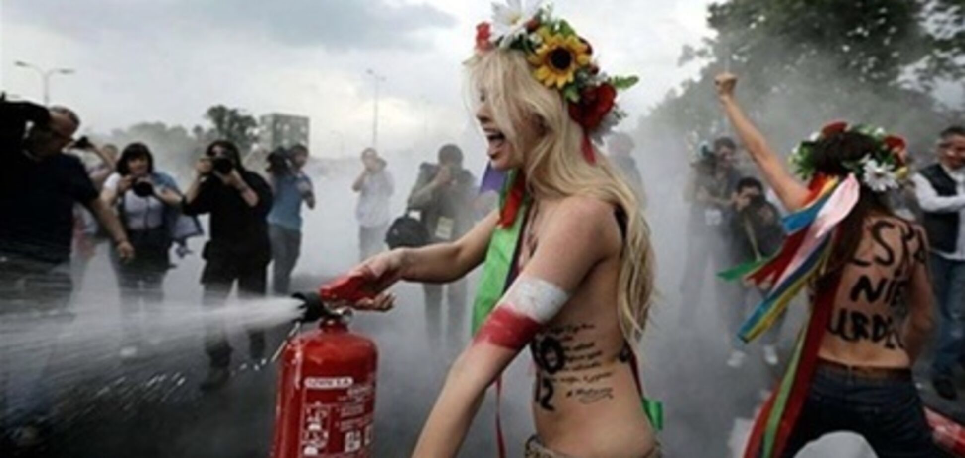 FEMEN знову показали груди Ангелі Меркель