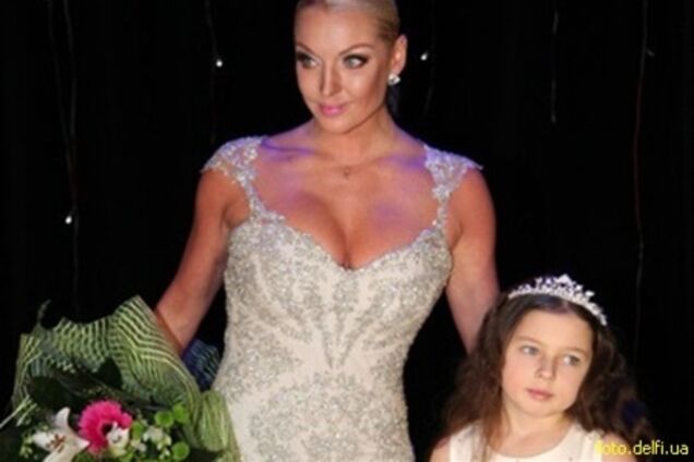 7-летняя дочь Волочковой тусуется в ночных клубах