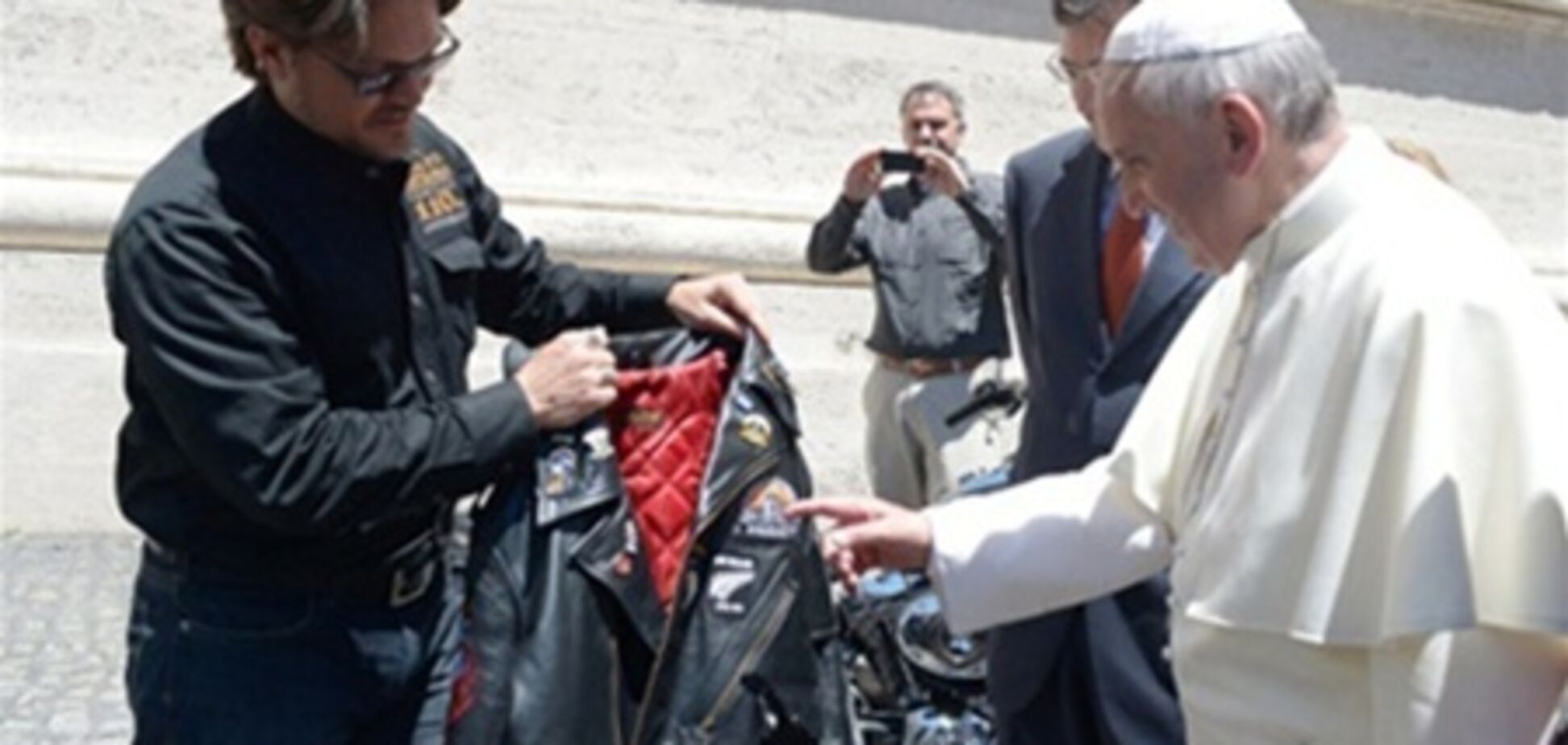 Папі Римському подарували два мотоцикла і байкерське куртку