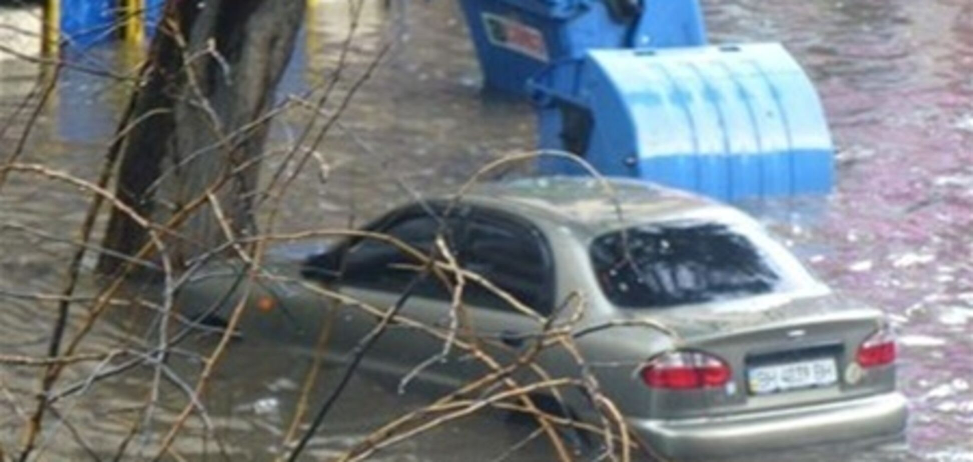 Ливень в Одессе: по улицам катается серфер