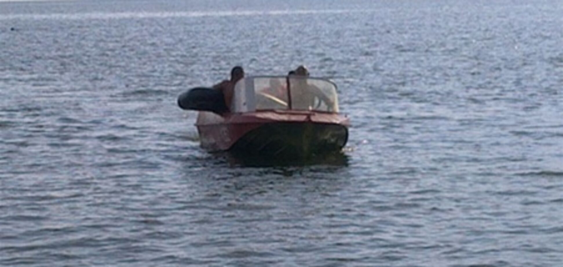 На Миколаївщині хлопця і дівчину на матраці віднесло у відкрите море