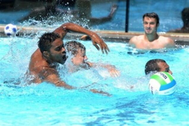Как футболисты 'Шахтера' играли в водное поло