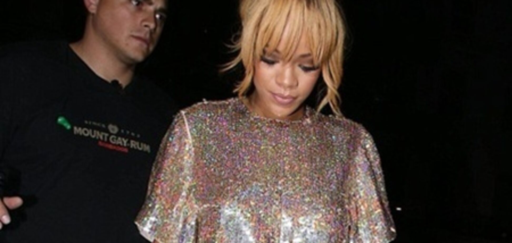 Рианна отправилась на концерт в блестящей распашонке