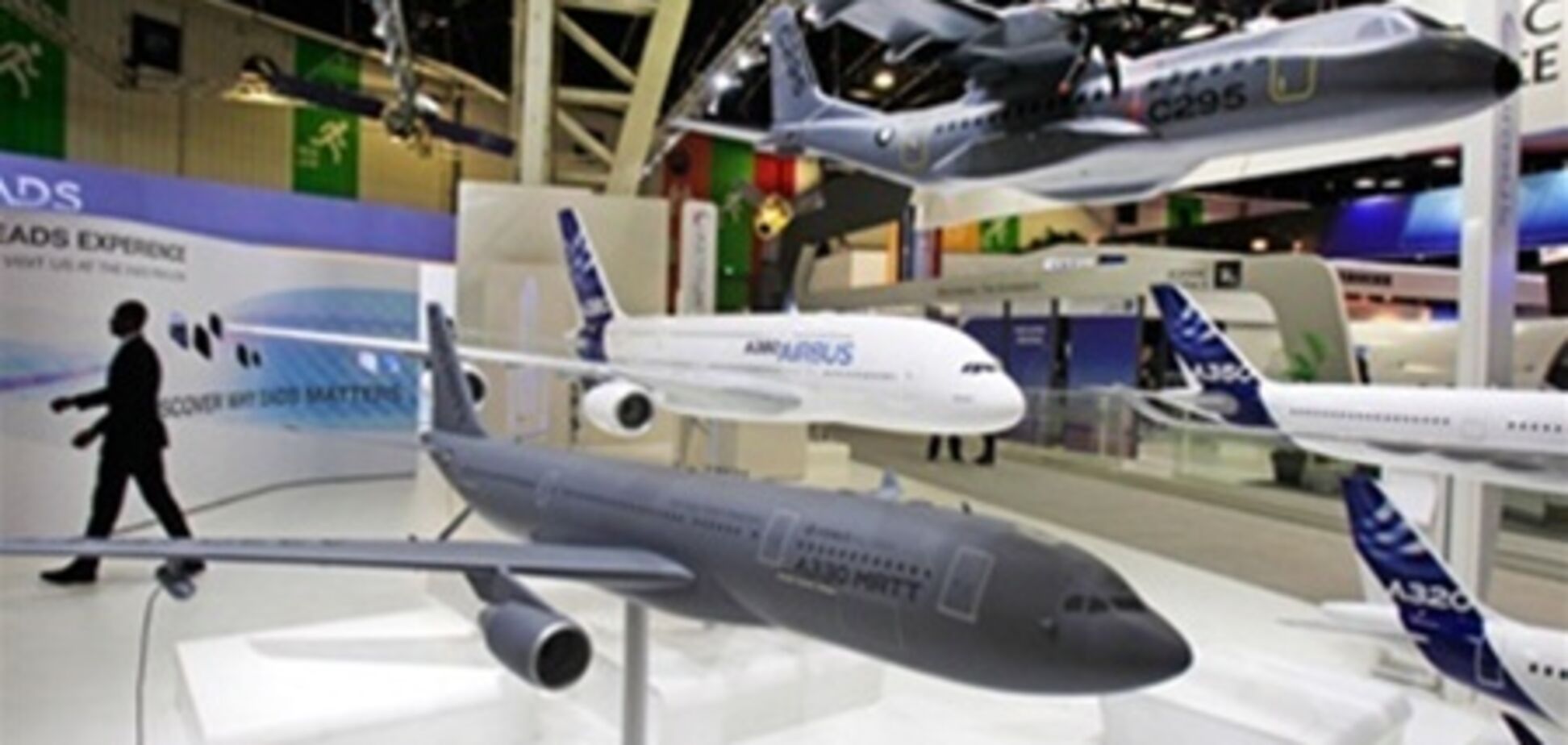 Airbus и Boeing подписали контракты на 'Ле Бурже'