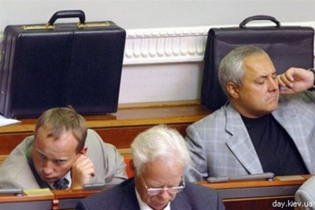Нардепов хотят лишить бесплатных перелетов и компенсаций за жилье