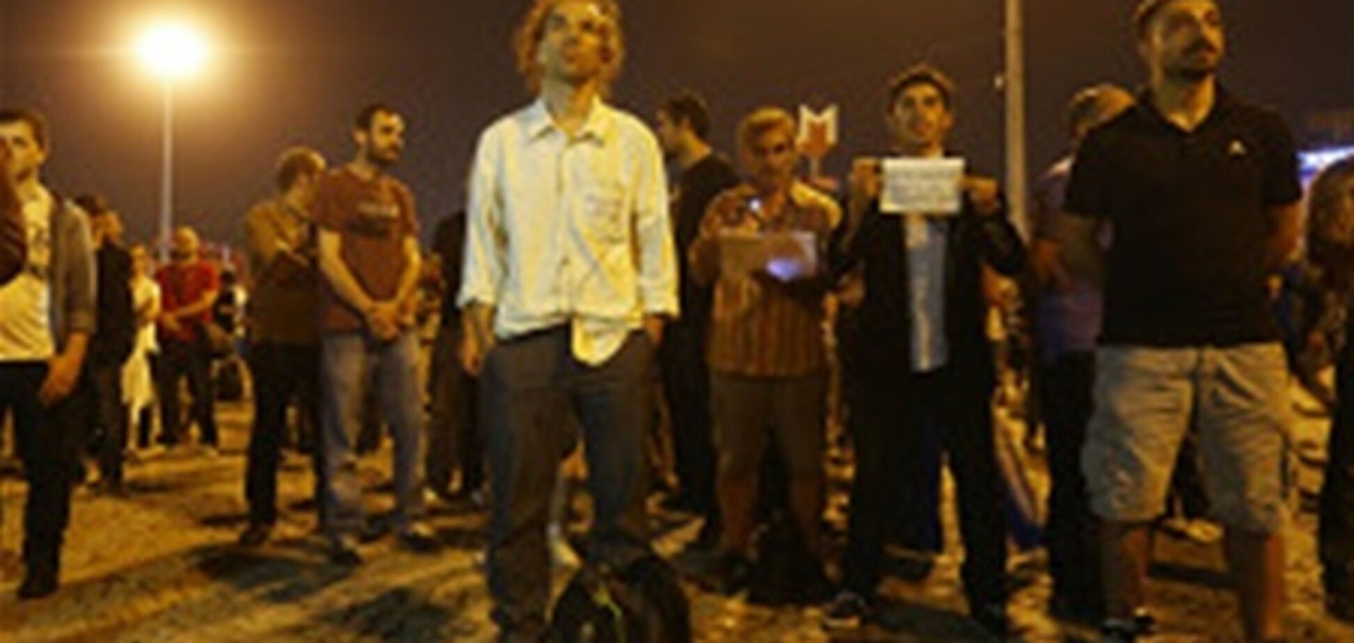 'Стоящий человек' стал вдохновением для турецких протестующих