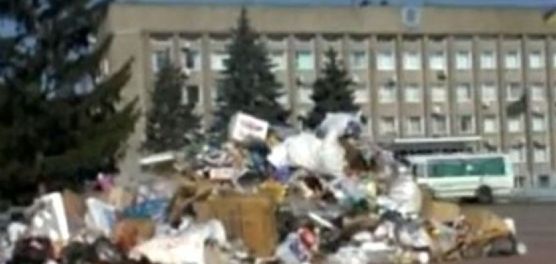 Активисты завалили мусором горсовет на Днепропетровщине