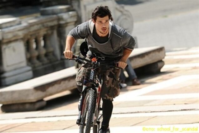 Звезда саги 'Сумерки' работает велокурьером