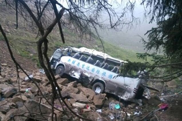 В Китае автобус с туристами упал с 40-метрового обрыва
