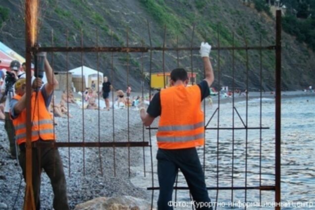 У Криму оголосили війну рекетирам - знесли паркан біля моря