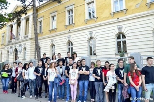 Сербские школьники пожертвовали свои деньги на выпускные наряды