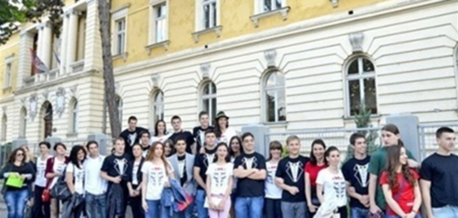 Сербские школьники пожертвовали свои деньги на выпускные наряды