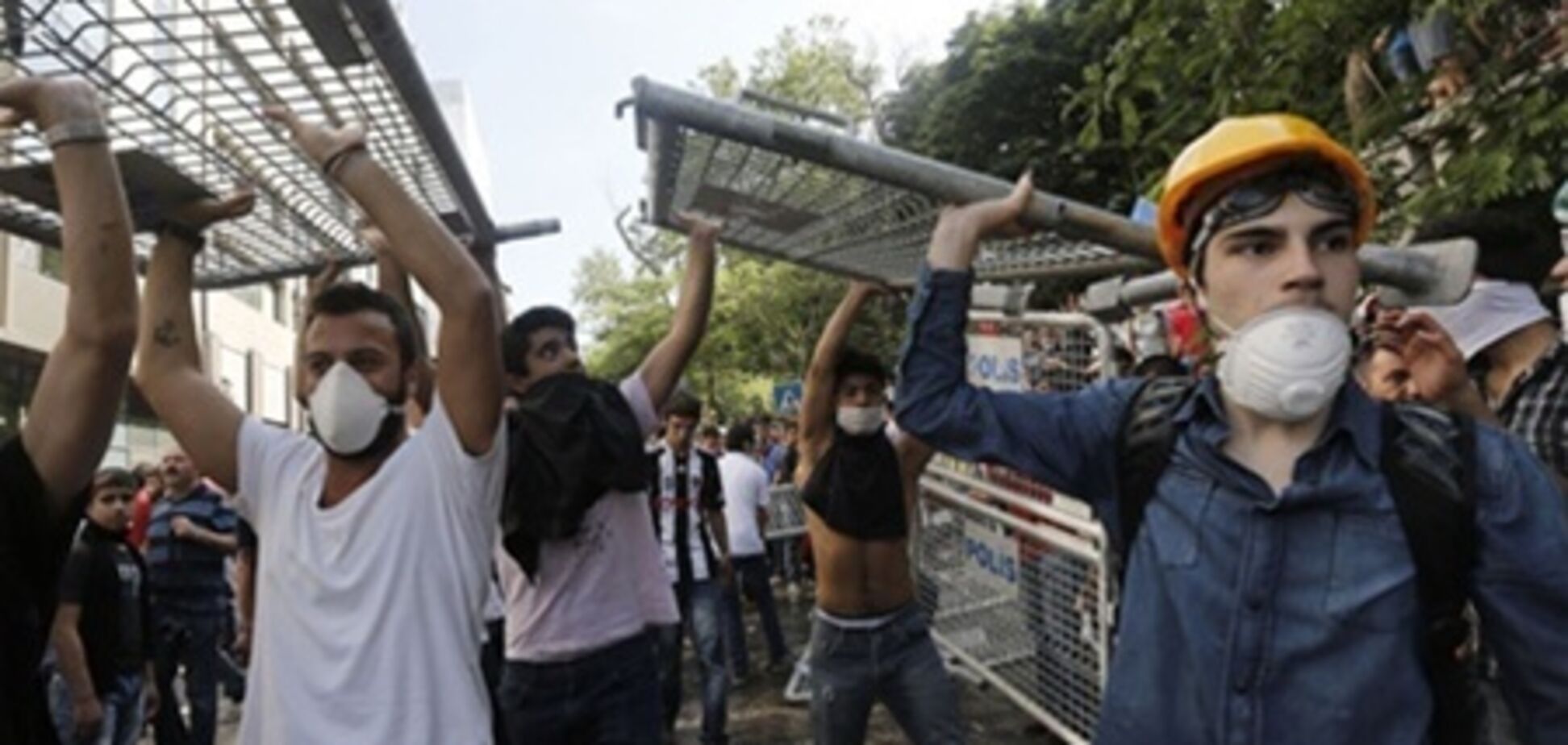 В Стамбуле протестующие строят баррикады