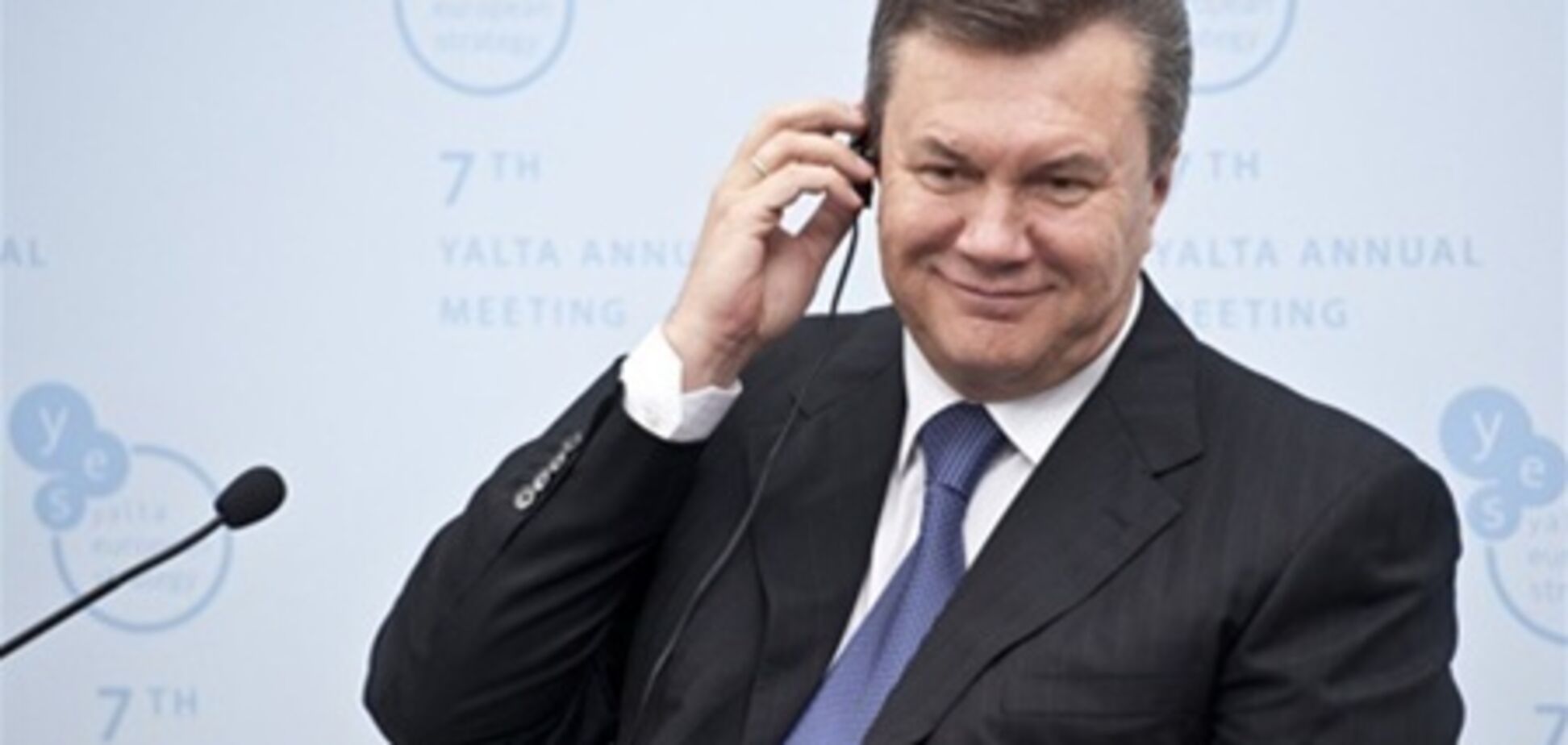 Янукович носит кристаллы Swarovski. Фото