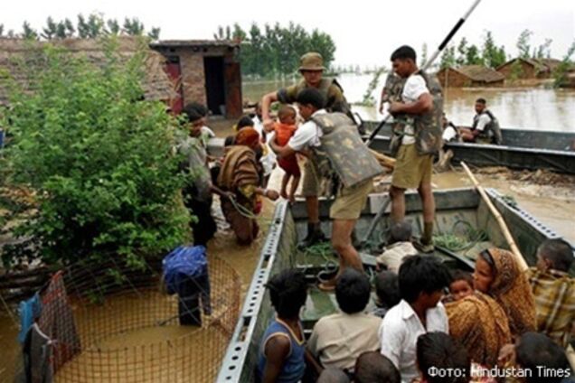 Потоп в Індії забрав життя вже 182 осіб